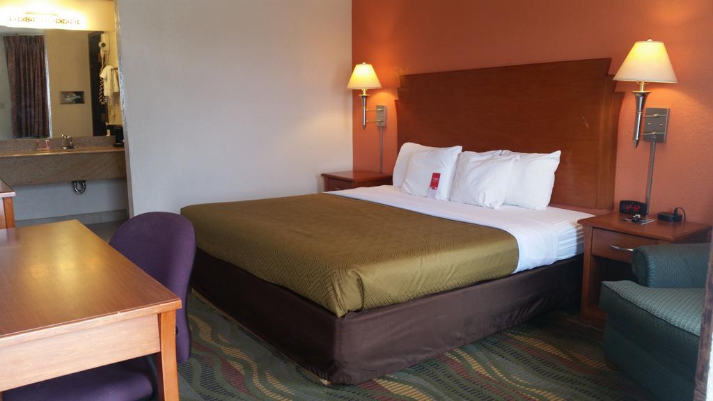 Econo Lodge Mcpherson Exterior foto