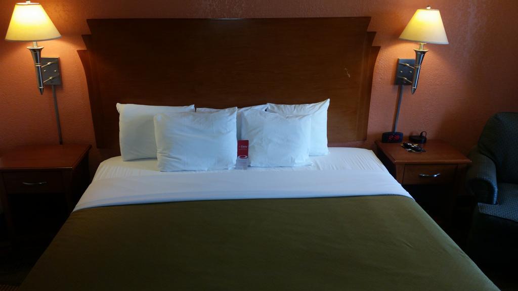 Econo Lodge Mcpherson Exterior foto
